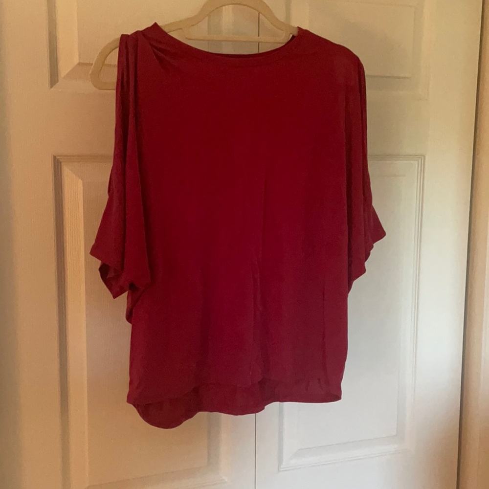 Like new Express cold shoulder red top women’s S